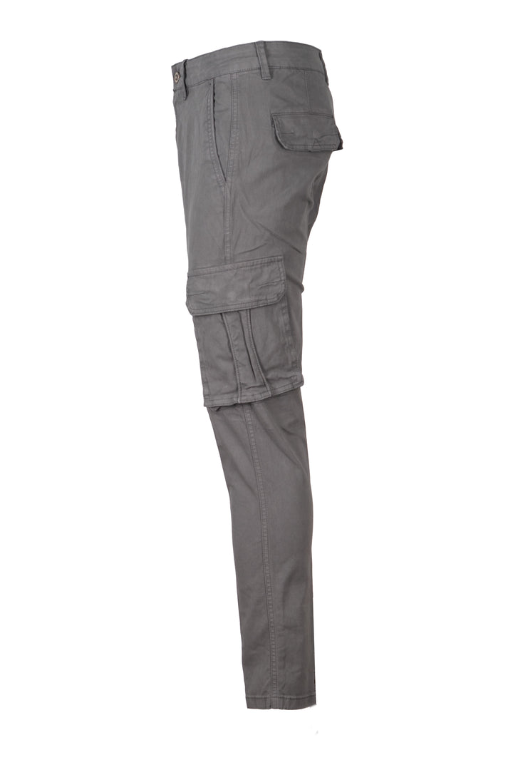 Pantalone uomo modello cargo con tasche a filo vestibilità slim fit