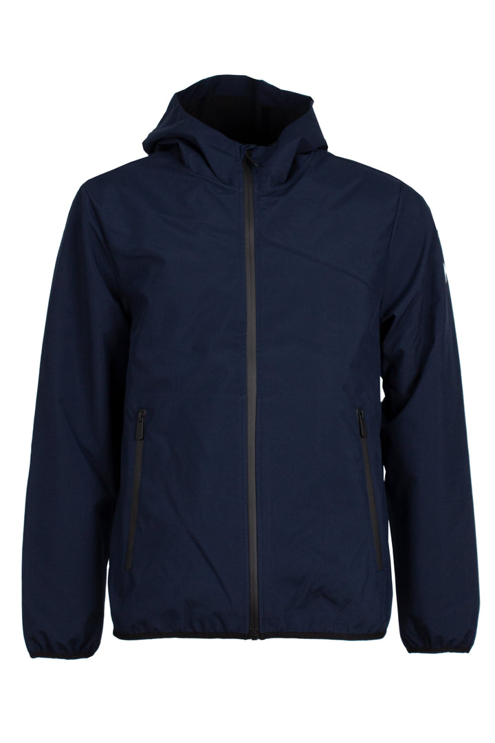 Outfit Uomo da Viaggio Completo – Cargo, Camicia, Softshell e Zaino