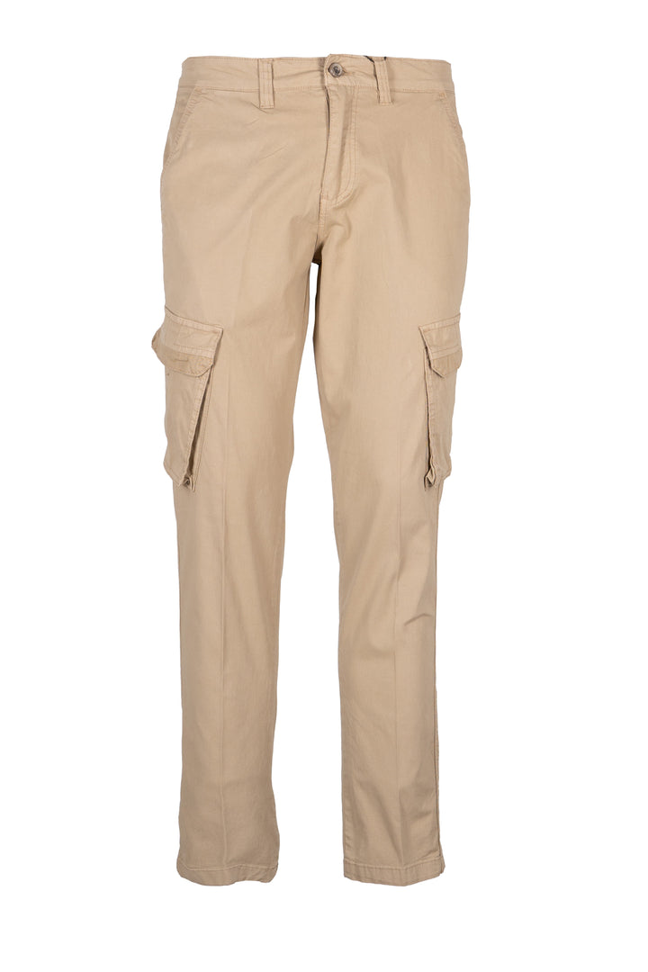Outfit Uomo da Viaggio Completo – Cargo, Camicia, Softshell e Zaino