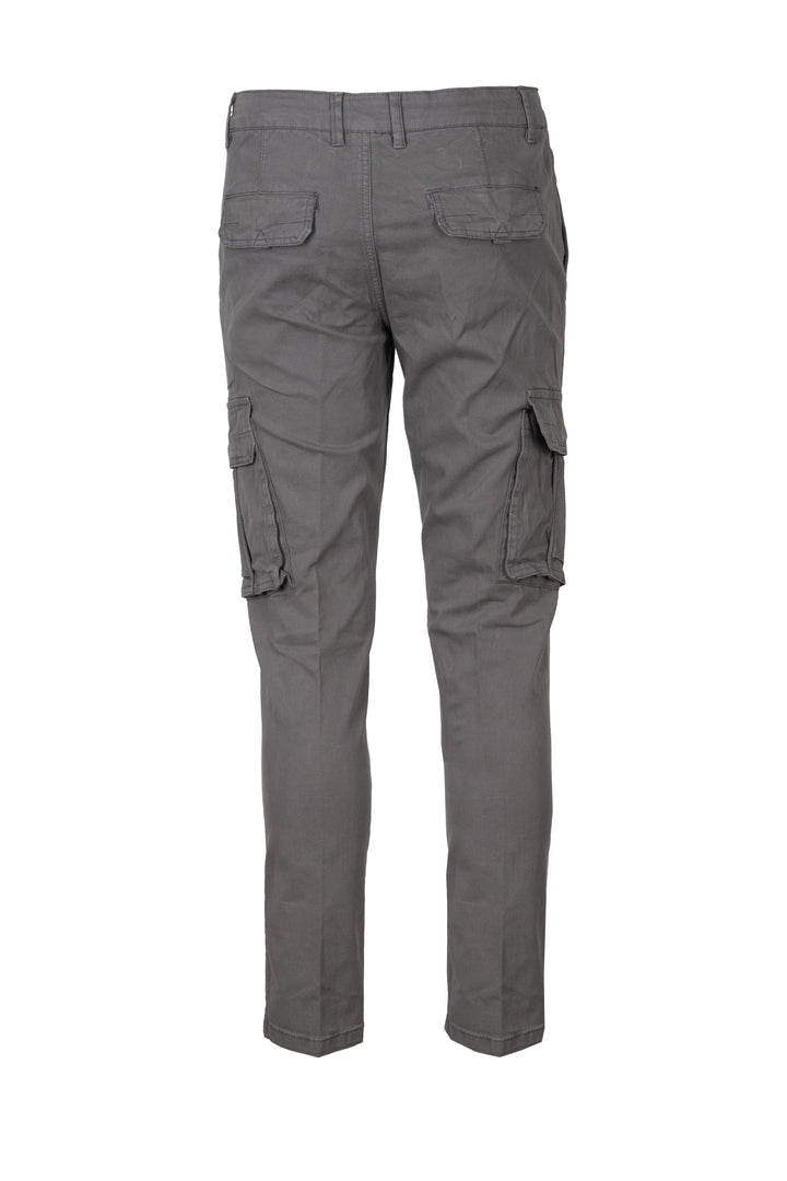 Pantalone uomo modello cargo con tasche a filo vestibilità slim fit