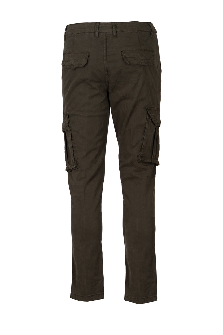 Pantalone uomo modello cargo con tasche a filo vestibilità slim fit