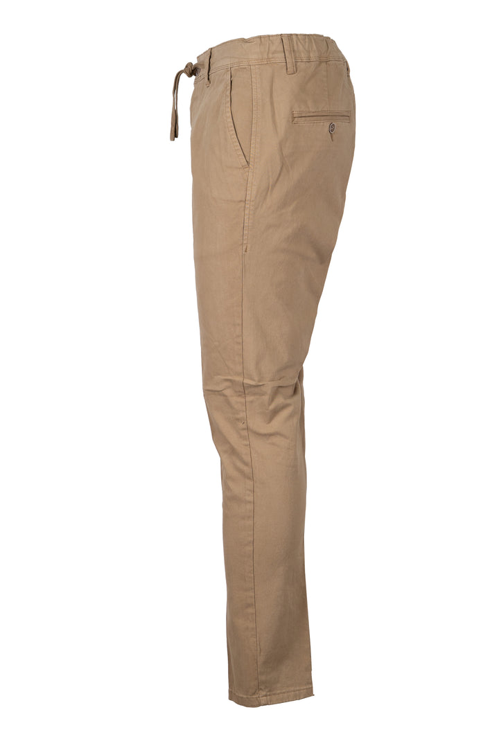 Pantalone uomo elasticizzato tinta unita con elastico in vita, coulisse e vestibilità slim fit