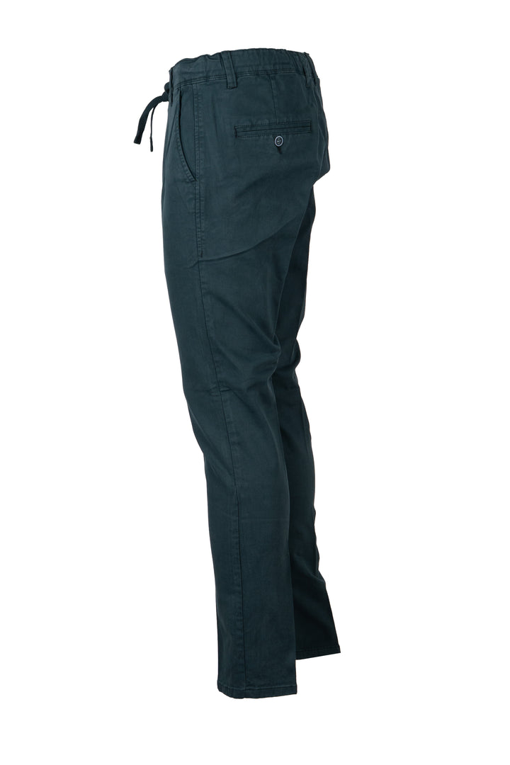 Pantalone uomo elasticizzato tinta unita con elastico in vita, coulisse e vestibilità slim fit