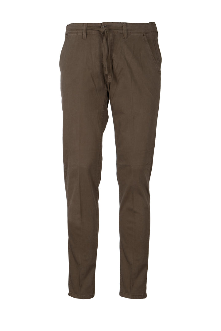 Pantalone uomo elasticizzato tinta unita con elastico in vita, coulisse e vestibilità slim fit