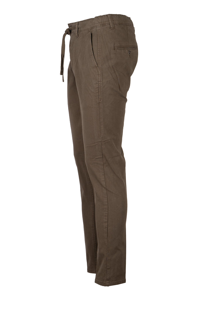 Pantalone uomo elasticizzato tinta unita con elastico in vita, coulisse e vestibilità slim fit