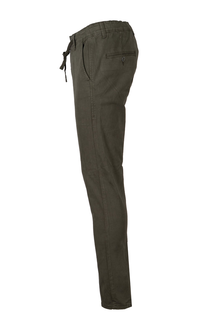 Pantalone uomo elasticizzato tinta unita con elastico in vita, coulisse e vestibilità slim fit