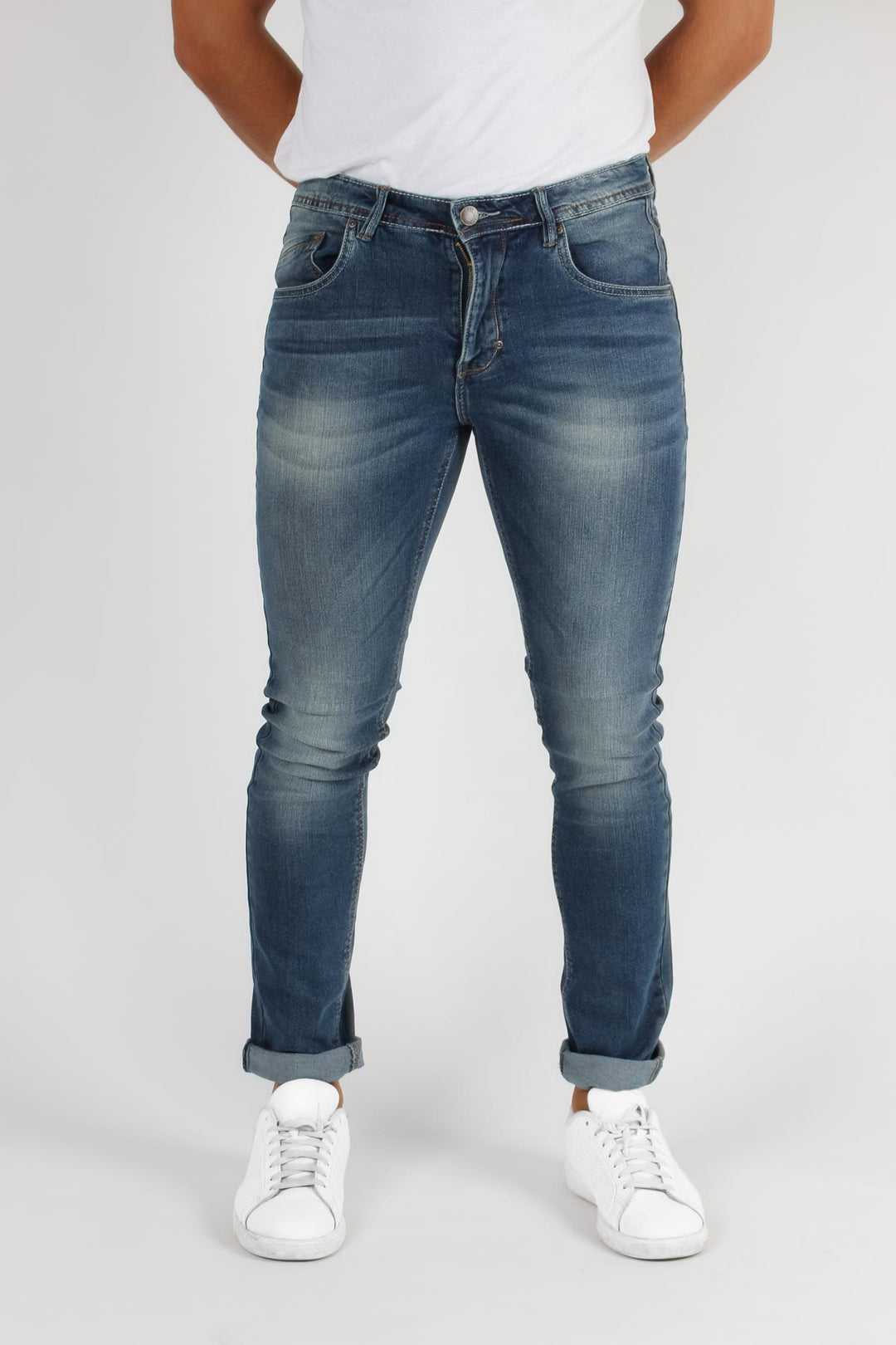 Jeans slim fit con baffatture